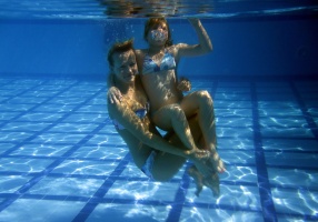 Helena ja Sirly - underwater fun