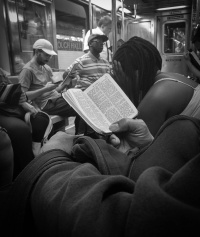 Piiblilugeja metroos.